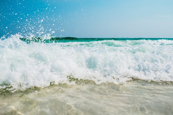 Vågor på en strand